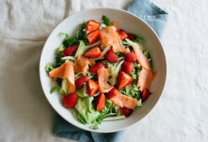Lõhesalat fenkoli ja maasikatega