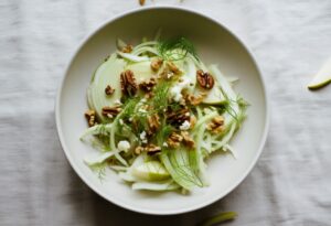 Pirni-fenkolisalat pähklitega
