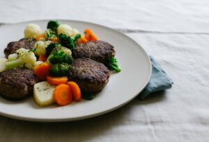Veiselihakotletid juurviljadega